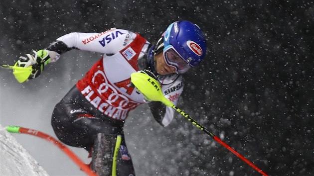 Americk lyaka Mikaela Shiffrinov ve slalomu ve Flachau.