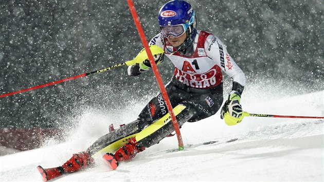 Americk lyaka Mikaela Shiffrinov ve slalomu ve Flachau.