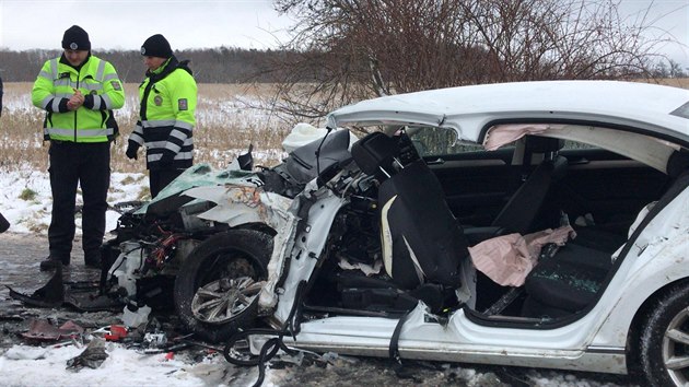 Auto nhle pejelo do protismru, stetlo se s autobusem. (3. 1. 2019)