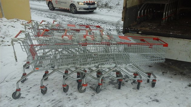 Zhruba 40 nkupnch vozk z nedalekho supermarketu chtli cizinci ukrt do sklepa.