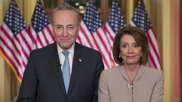 fka Snmovny reprezentant Nancy Pelosiov a vdce demokratick meniny v Sentu Chuck Schumer v projevu hned po prezidentu Trumpovi (9. ledna 2019)