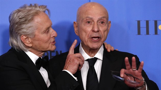 Michael Douglas a Alan Arkin na udílení Zlatých globů. (2013)
