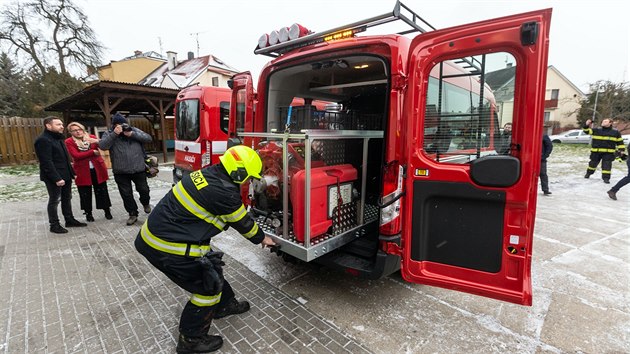 Dobrovoln hasii z olomouckch mstnch st ernovr a Radkov dostali dva nov zsahov vozy v celkov hodnot 2,7 milionu korun.