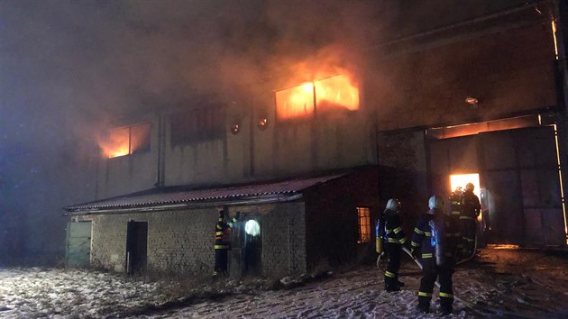 Hasii bojovali od ptenho veera ve tarnov na Olomoucku s rozshlm porem haly naplnn slmou. Zsah se prothl na cel vkend a posledn jednotky odjely a v pondl rno.