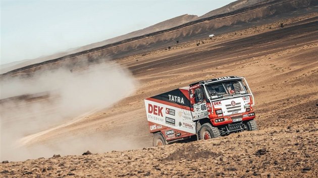 Fotografie zachycujc zvodn vz Petra apky na Africa Race jdoucho po stopch pvodn Rallye Dakar. Hned ve druh etap ho ovem vyadila technick zvada.