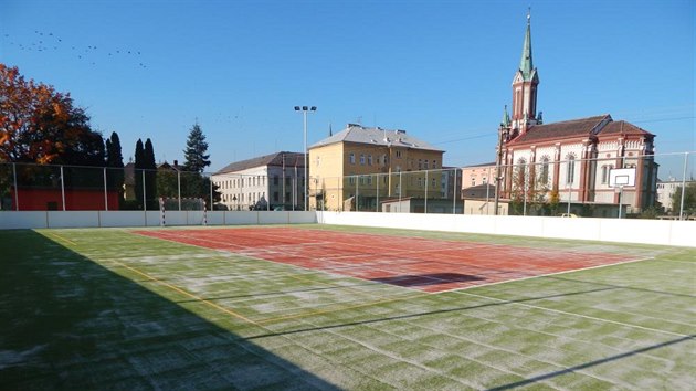 Nov sportovn hit, kter postavila Vidnava na Jesenicku na pozemcch pvodn urench pro zemn vyrovnn s Polskem (snmek z loskho slavnostnho oteven). Pprava stavby kvli komplikacm nakonec trvala nkolik let.