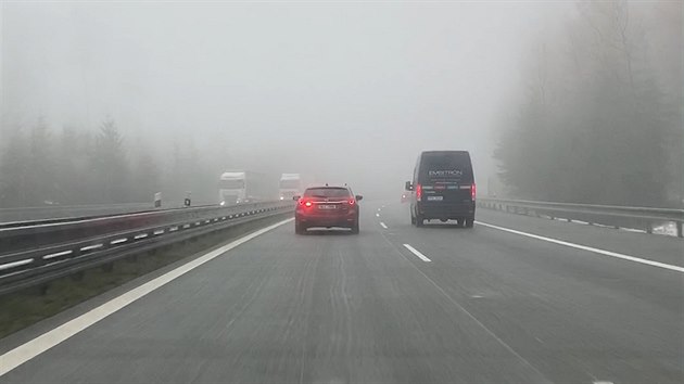 ..a pak si to najednou uvdomil, a zapnul dokonce i mlhovku.