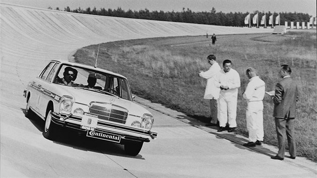 V září 1968 zahájila společnost Continental na své trati Contidrom projekt, který testoval pneumatiky. Obouval je elektronicky řízený vůz bez řidiče.