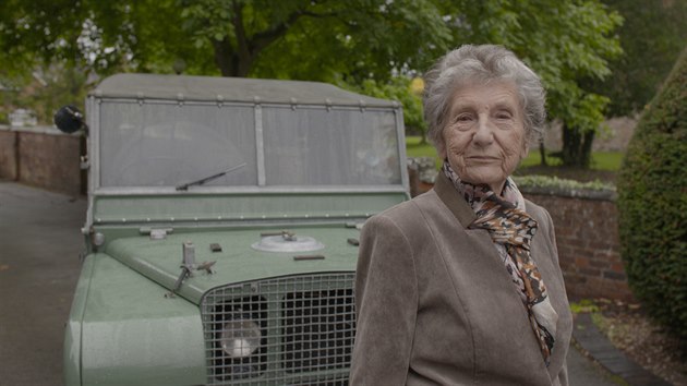Bval zamstnankyn Land Roveru Dorothy Petersov se po sedmdesti letech znovu projela ve voze prvn ady, tzv. "slem 16".