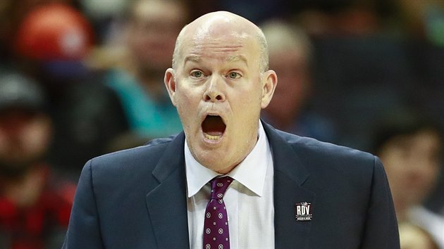 Steve Clifford povzbuzuje hre Orlanda.