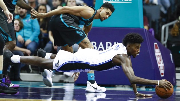 Jonathan Isaac z Orlanda skoil po mi, sleduje ho Jeremy Lamb ze Charlotte.