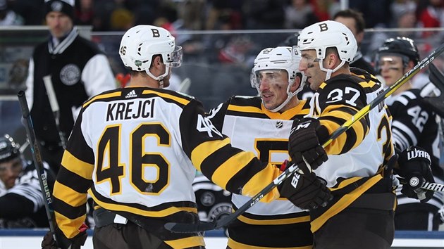 David Krej (46), Brad Marchand (63) a Patrice Bergeron (37) oslavuj bostonskou trefu proti Chicagu.