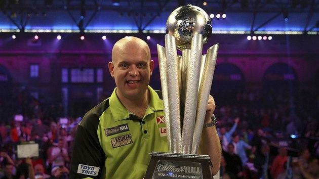 Michael Van Gerwen s trofej pro mistra svta v ipkch