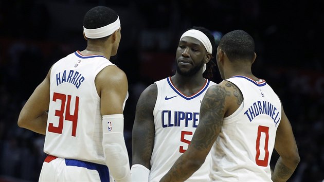 Tobias Harris (34), Montrezl Harrell (5) a Sindarius Thornwell (0) z Los Angeles Clippers si domlouvaj souhru.