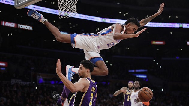 Terrance Ferguson (nahoe) z Oklahoma City nepjemn pad po stetu s Joshem Hartem z LA Lakers,