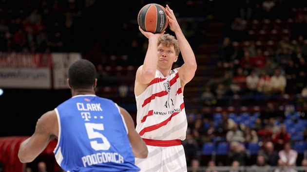 Mindaugas Kuzminskas (vpravo) z Milna stl na ko Podgorice. Sleduje ho Earl Clark.