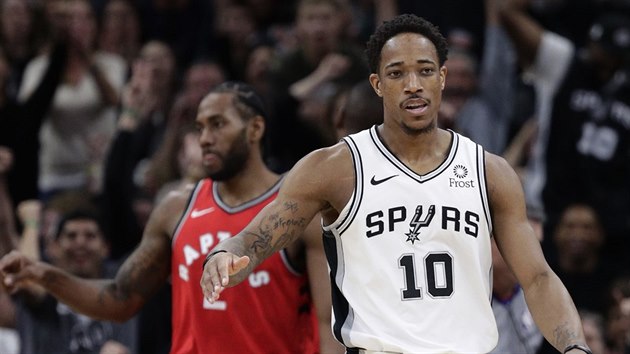 DeMar DeRozan (10) ze San Antonia zastnil Kawhiho Leonarda (2) z Toronta. Oba mui si v lt vymnili dresy pi velkm trejdu.