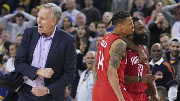 James Harden (vpravo) a Gerald Green z Houstonu oslavuj vtznou trefu proti Golden State spolu, raduje se i jejich trenr Mike DAntoni,