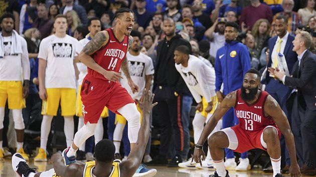 James Harden (vpravo) a Gerald Green oslavuj vtznou trojku Houstonu proti Golden State.