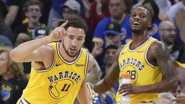 Klay Thompson (vlevo) z Golden State slav svou trefu, radost z n m i jeho spoluhr Alfonzo McKinnie.