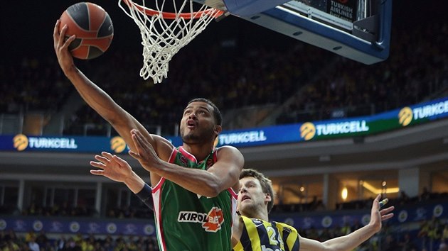 Shavon Shields z Baskonie to na ko Fenerbahce kolem Jana Veselho.