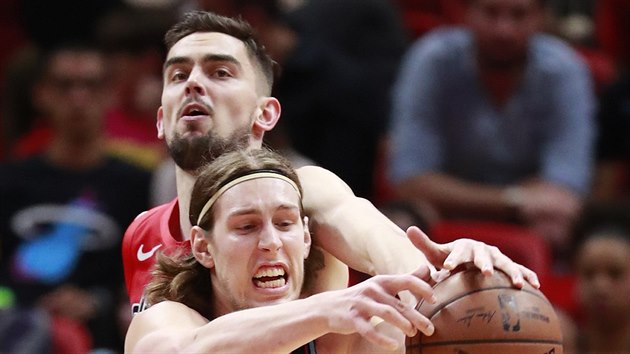 Kelly Olynyk (v poped) z Miami a Tom Satoransk  Washingtonu bojuj o m.