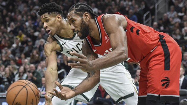 Janis Adetokunbo (vlevo) z Milwaukee a Kawhi Leonard z Toronta bojuj o m.