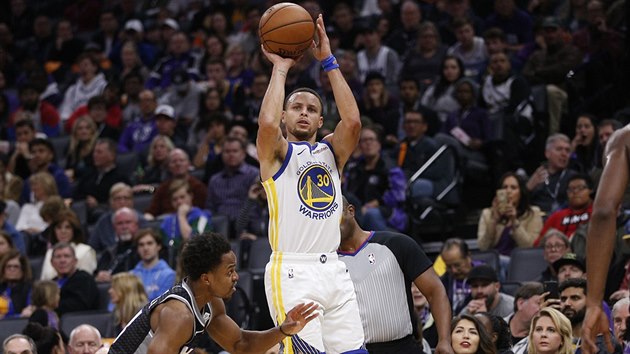 Stephen Curry z Golden State stl na ko Sacramenta pes Yogiho Ferrella.