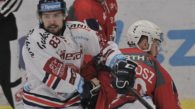 Vítkovický hokejista Šimon Stránský (vlevo) v souboji s pardubickým Rostislavem Maroszem