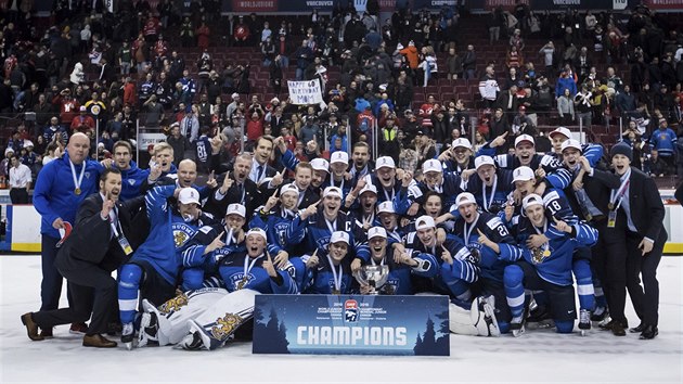 Finští hokejisté do 20 let slaví vítězství na mistrovství světa.