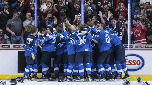 Finští hokejisté do 20 let slaví vítězství na mistrovství světa.