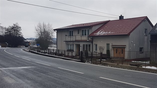 Policista naboural do oplocení u rodinného domu na křižovatce na Dobříkov na Domažlicku. 