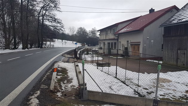 Policista naboural do oplocení u rodinného domu na křižovatce na Dobříkov na Domažlicku. 