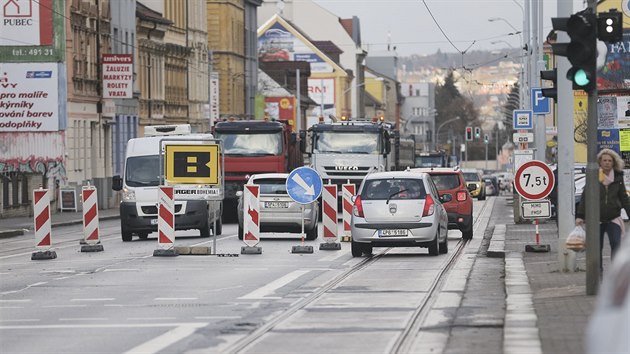 Pes rok potrv rekonstrukce Slovansk tdy v Plzni. V plnu je oprava tramvajov trati i vozovky. (8. 1. 2019)