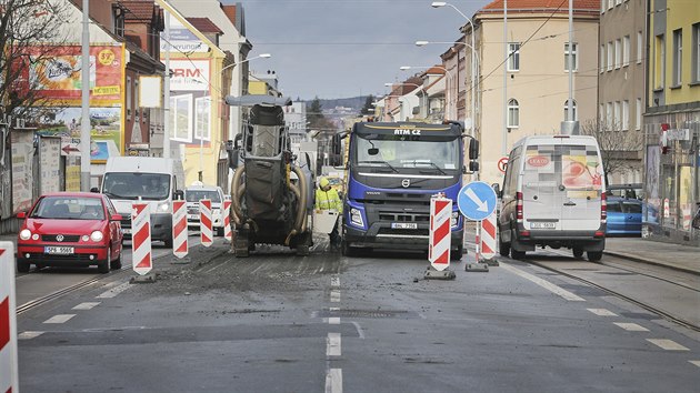 Přes rok potrvá rekonstrukce Slovanské třídy v Plzni. V plánu je oprava tramvajové trati i vozovky. (8. 1. 2019)