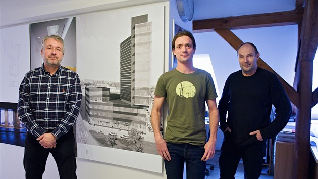 Tomáš Rusín, Bořivoj Čapák a Ivan Wahla
z ateliéru RAW uspěli v konkurenci architektů z celé země. Stojí právě před snímkem brněnské budovy Dorn, za kterou cenu získali.