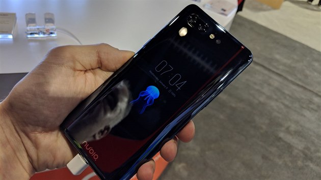 Smartphone Nubia X na veletrhu CES 2019