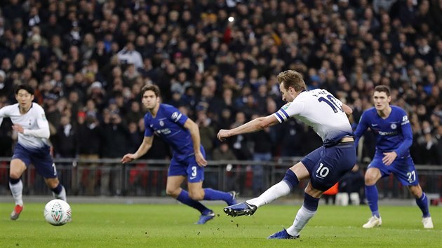 Harry Kane z Tottenhamu promuje pokutov kop bhem semifinle Ligovho pohru s Chelsea.