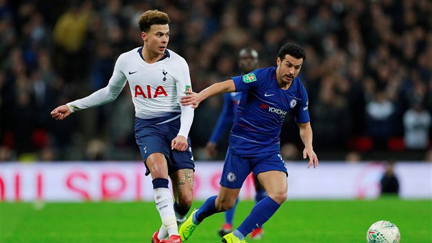 Dele Alli v dresu Tottenhamu (vlevo) odehrv balon ped napadajcm Pedrem z Chelsea.