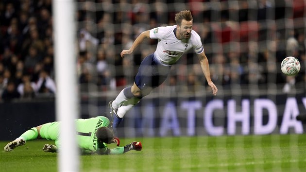 Harry Kane z Tottenhamu pad v pokutovm zem po kontaktu s brankem Kepou Arrizabalagou v dresu Chelsea.