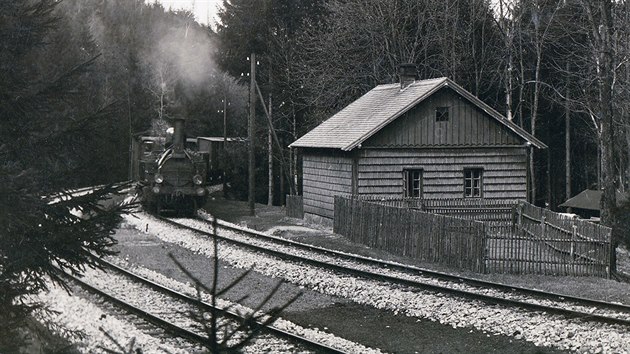Parn lokomotiva 400.113 za Tasovickou odbokou na trati do Vpennho Podolu v roce 1890. Koleje vlevo vedou do Prachovic.

49.9080422N, 15.6523881E