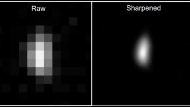 Snmek objektu 2014 MU69 (Ultima Thule), kter nafotila sonda New Horizons 31. prosince 20018. Vlevo je hrub snmek, vpravo pak zpracovan.