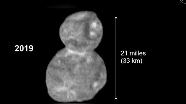 Upravený snímek planetky Ultima Thule, kterou 1. ledna 2019  asi půl hodiny před největším přiblížením nafotila sonda New Horizons ze vzdálenosti asi 28 tisíc kilometrů.