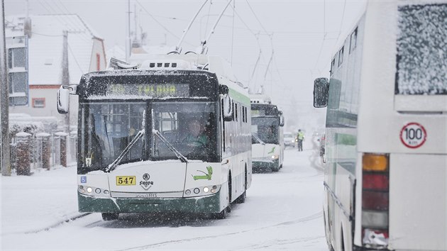 Dopravu v Plzni komplikovalo hust snen. (2. ledna 2018)