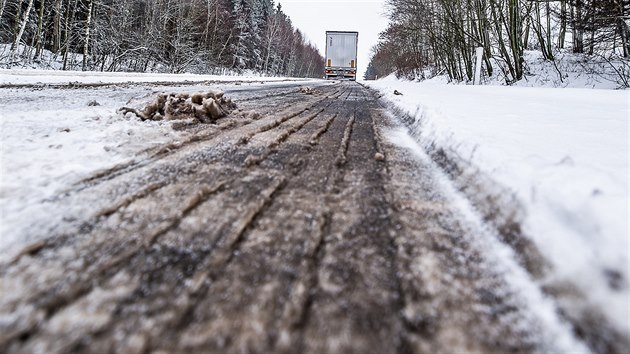 Nkolik kamin a osobnch aut uvzlo za Trutnovem, kdy je zastihla vnice pi cest z do Hradce Krlov. Kamiony musely ekat na prohrnut sypaem. (3. ledna 2019)