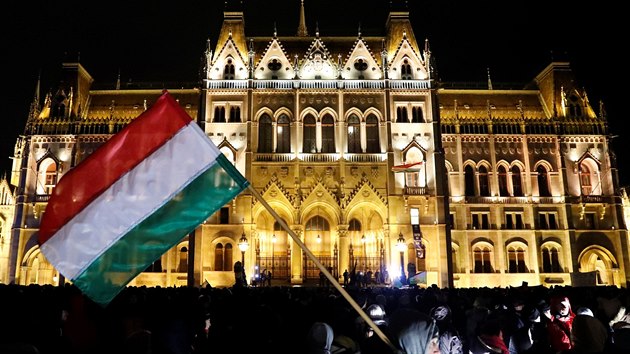 Protesty v Budapeti ped budovou parlamentu proti zkonu o pesasech a vld Viktora Orbna (5. ledna 2019)