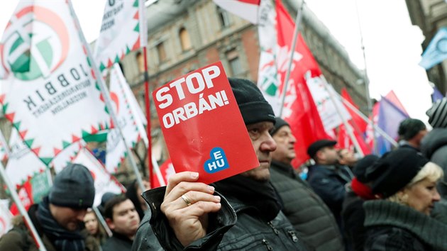 V Maarsku lid protestovali ped parlamentem proti zkonu o pesasech. (5. ledna 2019)