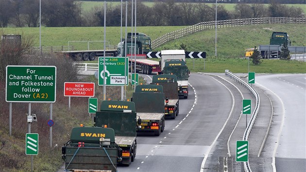 Kamiony zahltily dopravu do pstavu Dover na jihu Anglie pi testu post-brexitovho scne. (7. ledna 2019)
