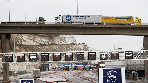 Kamiony zahltily dopravu do přístavu Dover na jihu Anglie při testu post-brexitového scénáře. (7. ledna 2019)