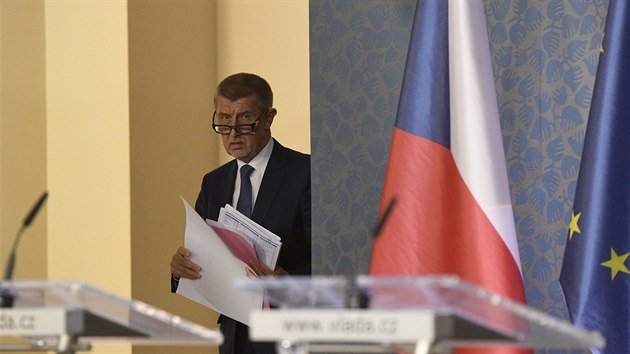 Premiér Andrej Babiš (ANO) přichází na tiskovou konferenci po zasedání vlády (7. ledna 2019) v Praze.